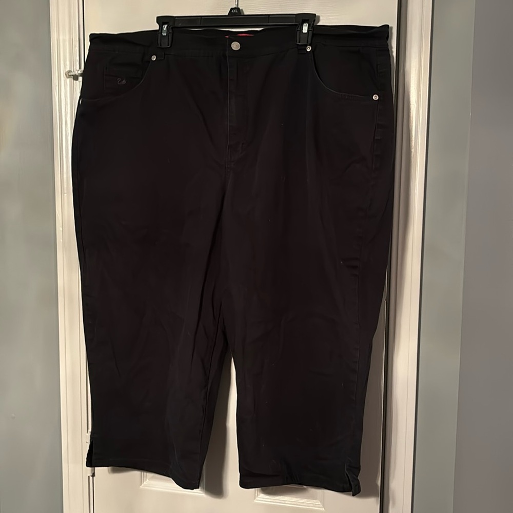 Gloria Vanderbilt black capris with pockets